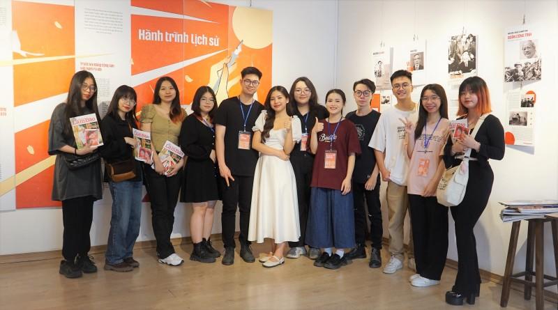 Một nhóm sinh viên đang ngồi quanh bàn, tích cực thảo luận và trao đổi về kiến thức lịch sử và đường lối cách mạng Việt Nam, có sách vở và tài liệu mở ra trước mặt.